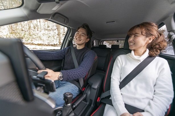 エンジン音が静かな車内、2人の雰囲気は見てのとおり。「RAIZEは走行中のロードノイズも少ないから、前より会話が増えたよね」