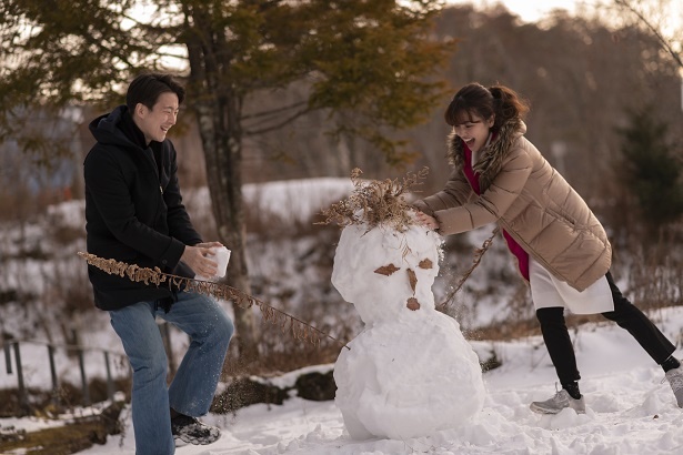 周囲に落ちていた葉っぱと枝を駆使して、雪だるまの完成!