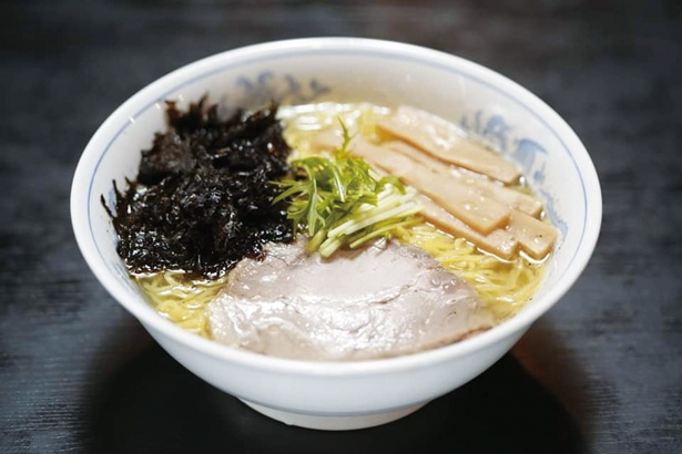 鶏ガラベースのスープに、ホタテやアサリの旨味を凝縮した塩ダレがマッチした「極上淡麗 貝だし潮ラーメン」 / 新潟拉麺協同組合「麺家太威」(新潟) / 第1幕