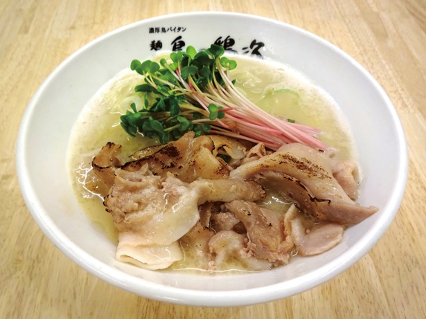 国産鶏と水のみで8時間以上炊き込んだ濃厚まろやかなスープに、ハマグリの旨味をプラス！「超濃厚!! 鳥塩パイタンとはまぐりダシの炙り肉盛りそば」 / 麺や鳥の鶏次(大阪) / 第1幕