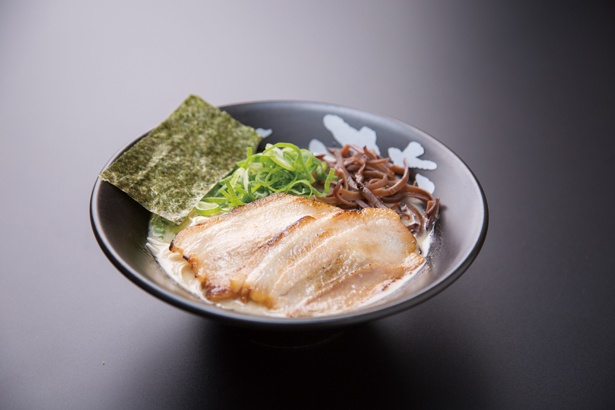豚骨を20時間以上炊き上げたスープが絶品の「本場博多の炙りチャーシュー 豚骨ラーメン ～食べれる方には『激辛からし高菜』をサービス中！～」 / らーめん雷蔵(福岡) / 第1幕