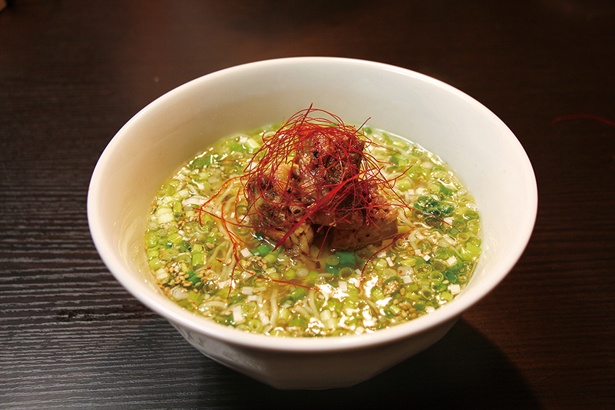 トッピングは牛タン！刻みネギとゴマの香りが広がる「伊達の炙り牛タンネギ塩そば」 / 麺屋政宗(宮城) / 第2幕