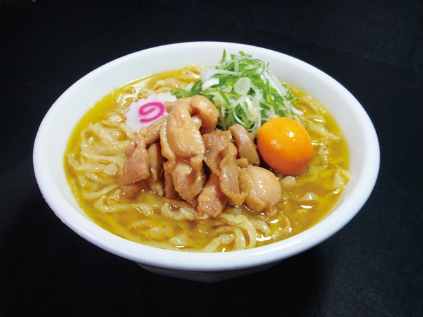 「さくらんぼ鶏使用 金の鶏中華」は、鶏を丸ごと味わえる黄金のスープが絶品 / 新旬屋本店(山形) / 第2幕