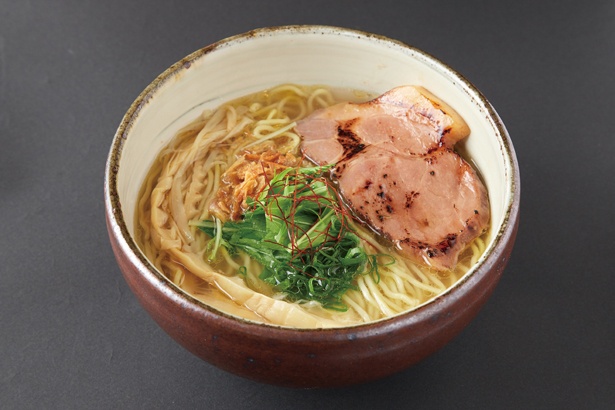 旨味を閉じ込めたダブルスープに、こだわりの塩をブレンドした「金色香味塩らぁ麺」 / 麺屋宗(東京) / 第2幕