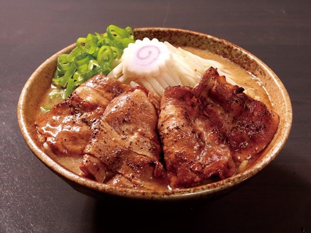 極旨スープと豪快に炙った豚バラ肉との相性は至極の味。「濃厚味噌『炎・炙』肉盛そば ～金沢天然醸造味噌2020ver～」 / 神仙(石川) / 第2幕