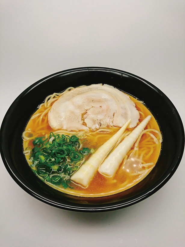 「のど黒とシジミの黄金中華そば」は、ブレンドした醤油、鶏ガラ、ノド黒煮干しのスープが相性抜群 / 金久右(きんぐ)衛門(大阪) / 第3幕