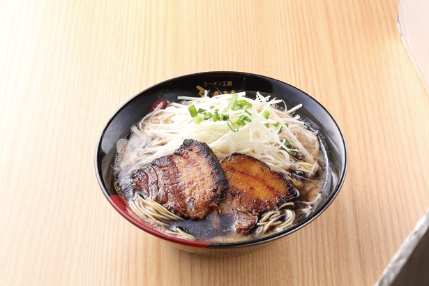 創業以来、つぎ足して作る豚骨スープに大分の鶏を使った鶏白湯を合わせたスープが自慢。「炭焼き厚切りチャーシュー豚骨」 / ラーメン工房 ふくや(大分) / 第3幕