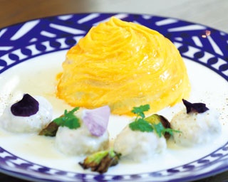 ブームの予感！黄色いドレープを華麗にまとうドレスドオムライス4選