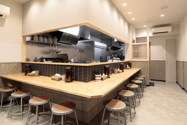 グレーが基調の落ち着いた店内 / 麺や たけ田
