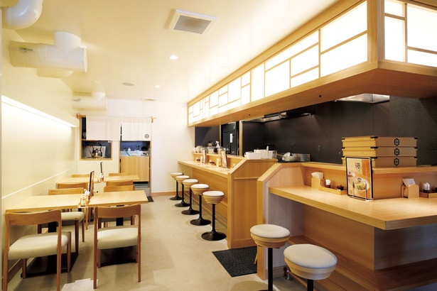 白木を基調とした、和食店のような雰囲気 / 麺や 襷
