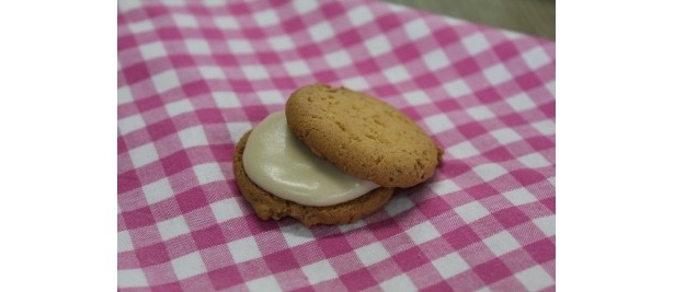 クッキーにはさんで冷やして！簡単“セサミクリームサンド”