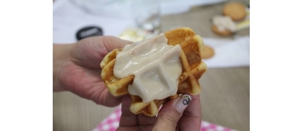 パンにぬってもおいしいなら、ワッフルにかけてもおいしい！