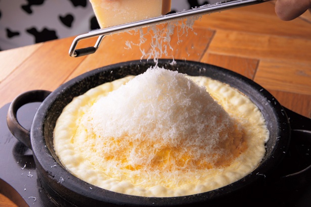 チーズの海に浮かぶ石焼オムライス(1280円)/カフェ ジャンブーカ