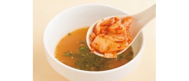 ｢麺つゆ亭｣辛味噌味のオススメトッピングは、キムチ。韓国風に