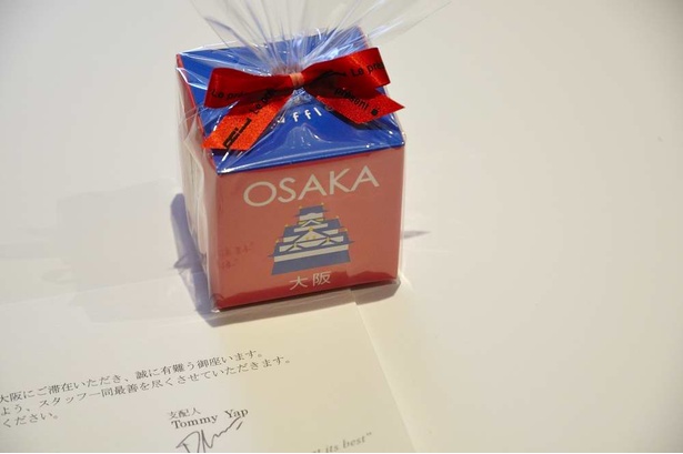 客室に入るとデスクには大阪の名所をあしらったウェルカムスイーツが