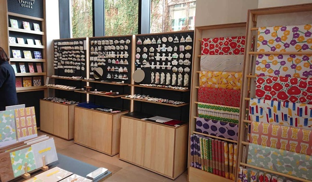 1階には紙雑貨やアクセサリーを販売するROCCA＆FRIENDS PAPIER OSAKAが入る
