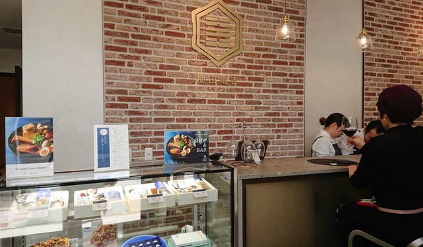 1階の勘田亀吉は、薫製惣菜の店。チーズや魚などの薫製を販売するとともに、カウンターでは薫製とワインなどを楽しめる