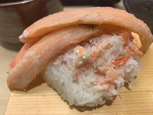 「名物！紅ずわいがに富山盛り」。カニ身の下にはほぐしたカニがたっぷり