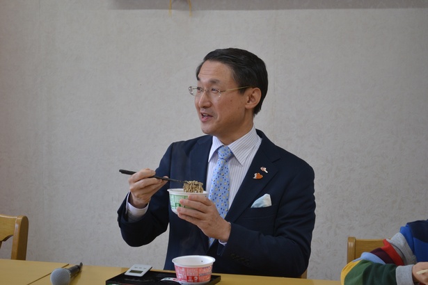 鳥取会場「鳥取砂丘会館」では平井伸治鳥取県知事が食べ比べ