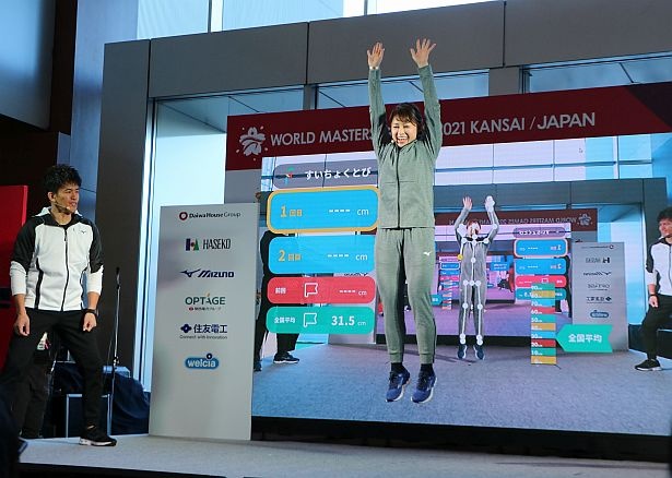 垂直飛びに挑戦する長野オリンピック スピードスケート500mの銅メダリスト・岡崎朋美