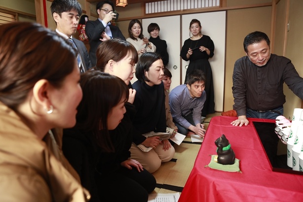 どんなものが出来上がったのか。パートナーたちも興味津々。京都二寧坂ヤサカ茶屋店の招き猫が見守る中、いよいよお披露目