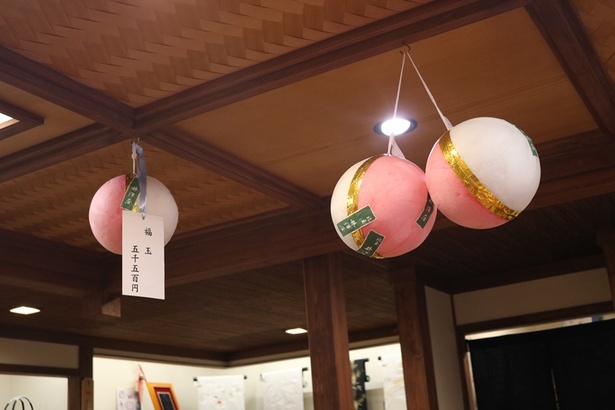 天井から福玉が下がる風景は、かつて祇園の年末の風物詩だった(写真は井澤屋さんのもの)