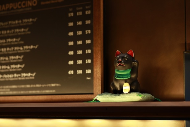 【写真】つぶらな瞳がかわいい、二寧坂ヤサカ茶屋店に鎮座する黒招き猫