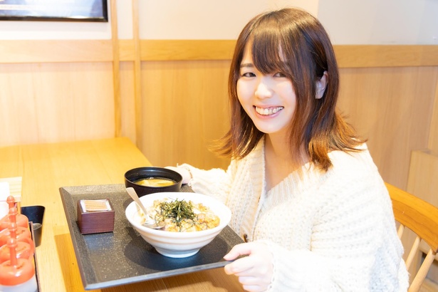 「牛とじ丼」を前にうれしそうなライター・於ありささん