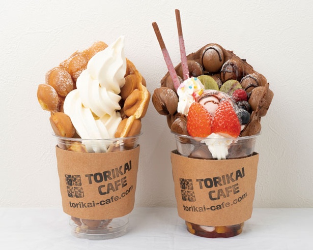 写真左「エッグワッフル 豆乳 ミルクソフトクリーム」(600円)、右隣「エッグワッフルチョコベリー」(700円) / TORIKAI CAFE 六本松店
