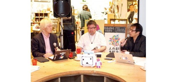 写真左よりコーディネーターを務めた津田大介さん、パネリストの関西ウォーカー編集長の玉置泰紀、SNOプロデューサーの小原啓渡さん