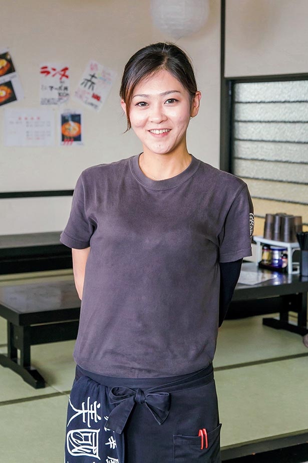 提供するラーメンの魅力を話すスタッフ・遠藤桃子さん