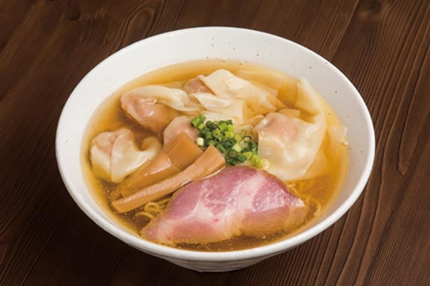 プリプリの肉ワンタンが5個ものる「塩ワンタン麺」