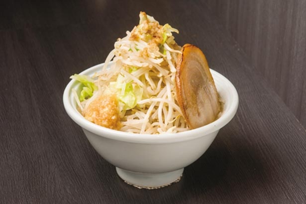 麺はモッチリな太ストレート「二郎らーめん(ノーマルバージョン)」