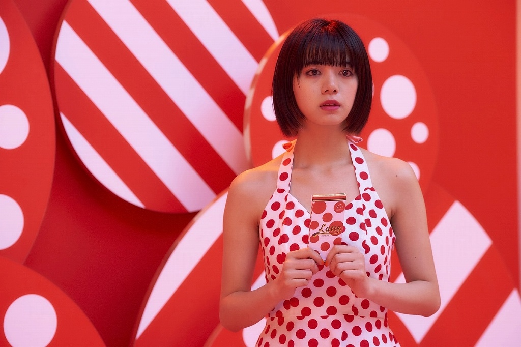 若さあふれる女優志望のなつめを熱演した、池田エライザ。ドットのノースリワンピに、スマホケースもドット!