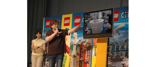 直江さんが、“レゴ版スカイツリー”の製作過程を説明