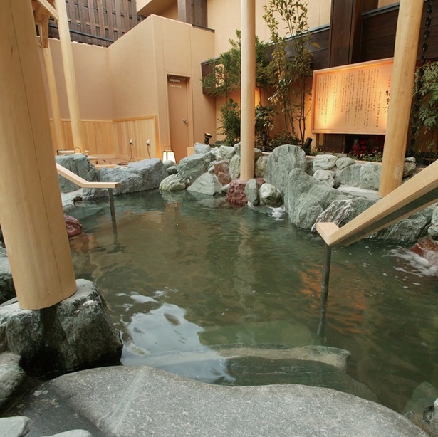 露天エリアには写真の岩風呂をはじめ、ヒノキ風呂や水風呂までそろう / 天然温泉 極楽湯 宮崎店