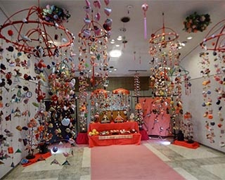 ひとつひとつに願いが込められた「雛のつるし飾り展」が山形県の楯岡地域市民センターで開催