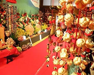 華やかな雰囲気に包まれた町中を巡る「せんまやひなまつり」が岩手県一関市で開催中