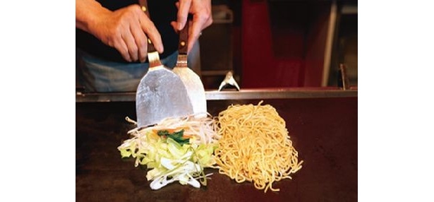 各店舗の共通ルールその1「マヨネーズで麺を炒める」