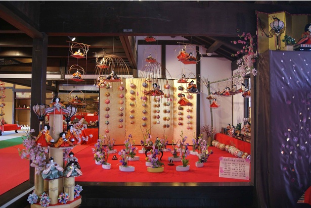 南部まちなみ交流館では、奥平家国子姫持参の雛人形や、江戸時代の御殿雛などが飾られる