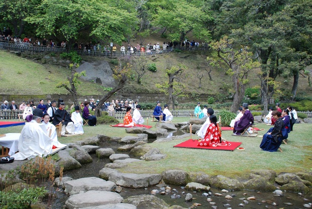 曲水の庭に流れる小川に盃を浮かべ和歌を詠む「曲水の宴」が古式ゆかしく催される