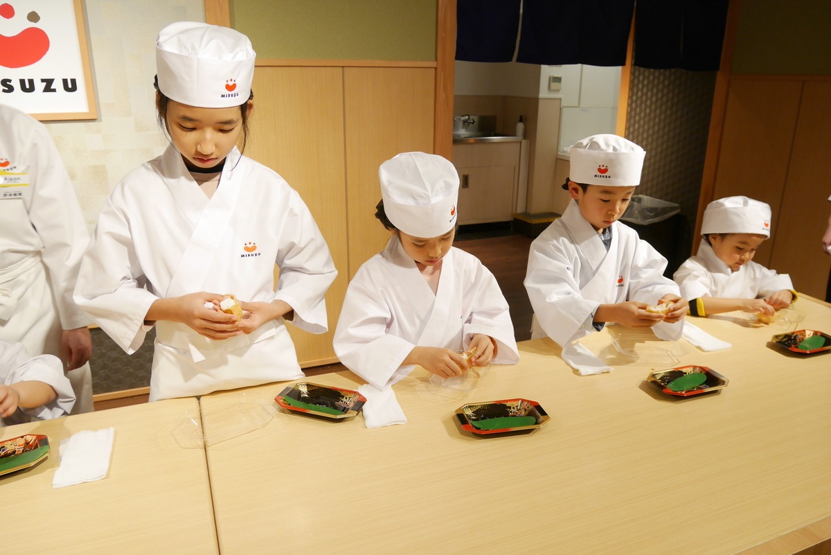 職人さんになった気分!はじのほうまでご飯をしっかり詰めるのがポイント