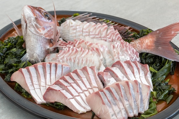 「すだちブリと天然鳴門鯛の刺身盛り合わせ」(時価)※調理代200円