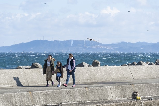 「気持ちいいね」と3人が声をそろえる。「いっぱい歩いておなか減らしておこう!今日はたくさん食べるよ」と気合十分のママ