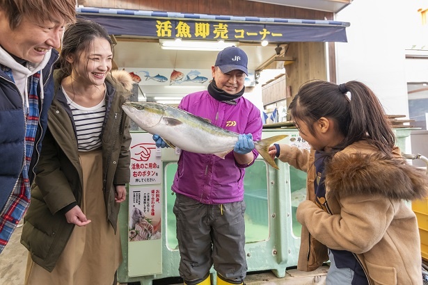 すだちブリを間近で見て、おっかなびっくりな様子の恵ちゃん