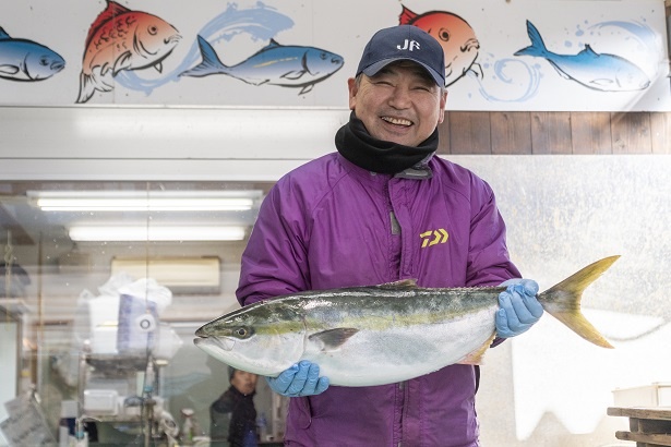 おすすめのすだちブリの説明をしてくれた中村さん。「北灘の魚はおいしいよ!たくさん食べて行ってね」