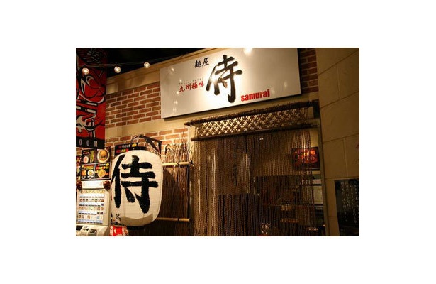 【麺屋 侍】白い提灯が飾られた店舗は“侍”という名にふさわしき堂々とした質実剛健たる雰囲気と、木目を生かした日本的な空間が広がる