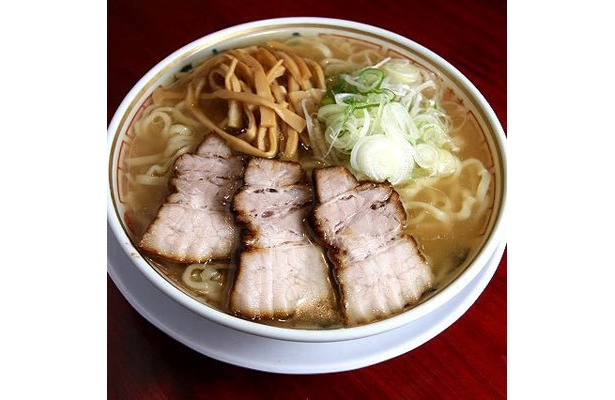 【田中そば店】「中華そば」（￥650）。まるで喜多方ラーメンの進化系ともいうべき、トンコツがベースのややとろみのある醤油ラーメンに舌鼓を打とう