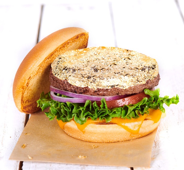 「ゴールドリーフ バーガー」は、東日本大震災被害者支援として、1皿の注文につき100円が福島県相馬市に寄付される