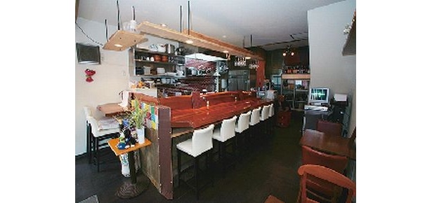 「創作Dining　油屋」(東京・尾山台)の和・洋・エスニックMIXな店内